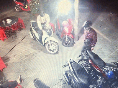 Video: Trộm lẻn vào đám tang, phá khóa rồi cuỗm đi 2 xe máy ngay trước cửa nhà
