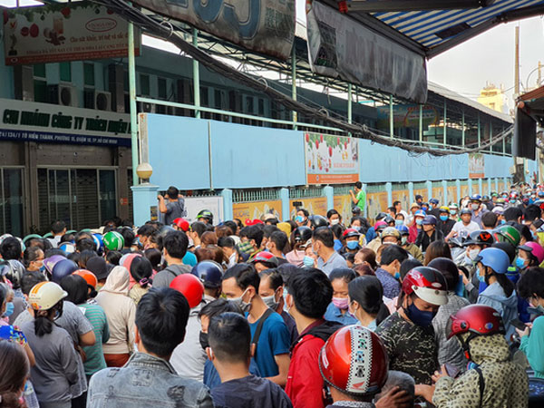 Ảnh: Vạ vật xếp hàng dài cả cây số từ sáng sớm để mua khẩu trang vẫn không được, người Sài Gòn ngán ngẩm ra về
