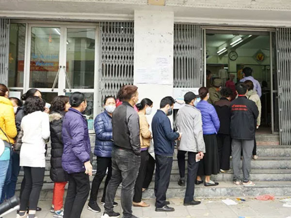 Hà Nội: Rồng rắn xếp hàng gần 2 giờ để mua 5 chiếc khẩu trang kháng khuẩn