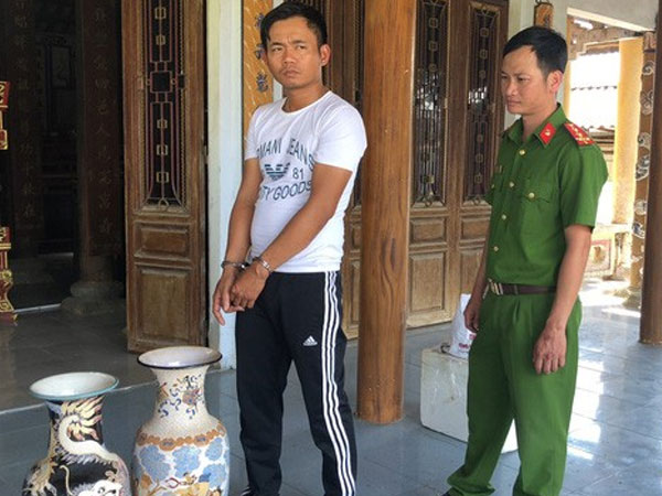 Bắt hai đối tượng chuyên trộm tiền, cổ vật của nhà chùa, đình làng, phủ thờ ở Huế