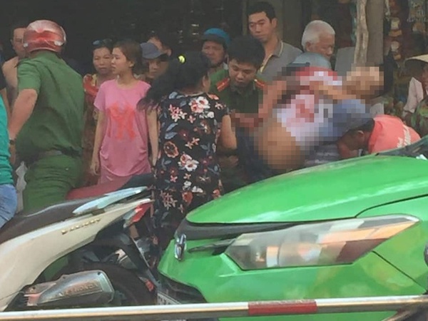 Đang ngồi uống cà phê, nam thanh niên bị chém chết