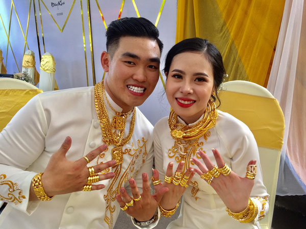 Mất 40 phút trao 49 cây vàng và 2,5 tỷ làm của hồi môn cho em gái: Chị gái nhà người ta khiến cô dâu chú rể toát mồ hôi