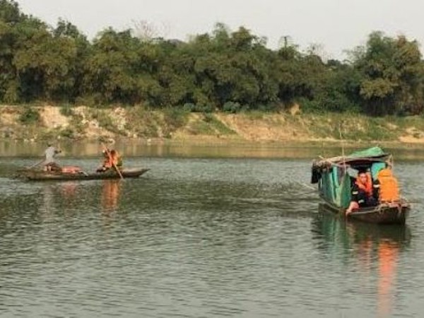 Đang đi trên cầu, chàng trai trẻ bất ngờ gieo mình xuống sông Mã
