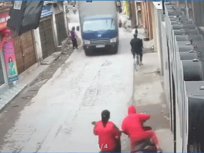 Video: Rùng mình cảnh mẹ bất cẩn để con rơi xuống đường, suýt chết dưới bánh xe tải