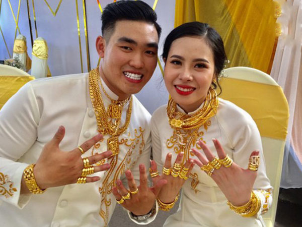 Tiết lộ thêm về đám cưới 2,5 tỷ hồi môn và 49 cây vàng đang gây sốt MXH: Cặp đôi quen nhau 8 tháng, gia đình nhà chú rể cũng 'không phải dạng vừa đâu'