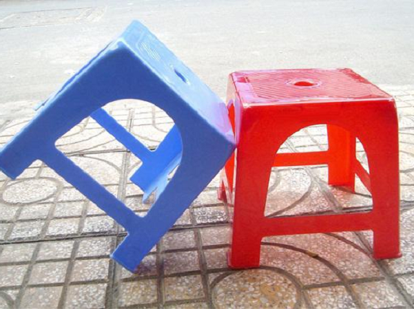 Lỗ tròn trên mặt ghế nhựa có tác dụng gì?
