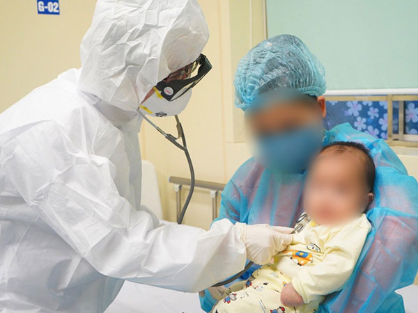 Chùm ảnh: Hành trình 9 ngày điều trị thành công cho bệnh nhi nhỏ tuổi nhất Việt Nam nhiễm COVID-19