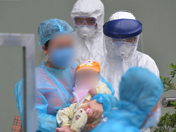 Bé 3 tháng, bệnh nhân Covid-19 nhỏ tuổi nhất Việt Nam chính thức xuất viện
