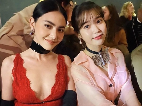 Ma nữ Davika khoe ngực nóng bỏng với áo xẻ sâu, lấn át IU tại tuần lễ thời trang Milan