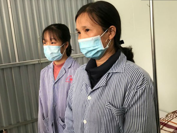 Mẹ và em gái nữ công nhân trở về từ Vũ Hán được xuất viện sau 15 ngày điều trị COVID-19: 'Thấy bảo mọi người nói con ghê quá, tôi chỉ biết động viên gia đình cố gắng vượt lên'