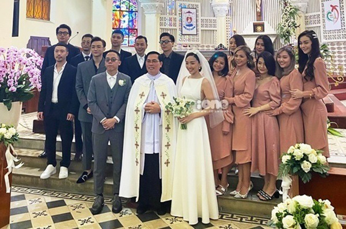 Sát giờ G đám cưới Tóc Tiên và Hoàng Touliver: Hội bạn đang ồ ạt đổ bộ Đà Lạt, giữ kín đến mấy thì netizen đoán được cả rồi!