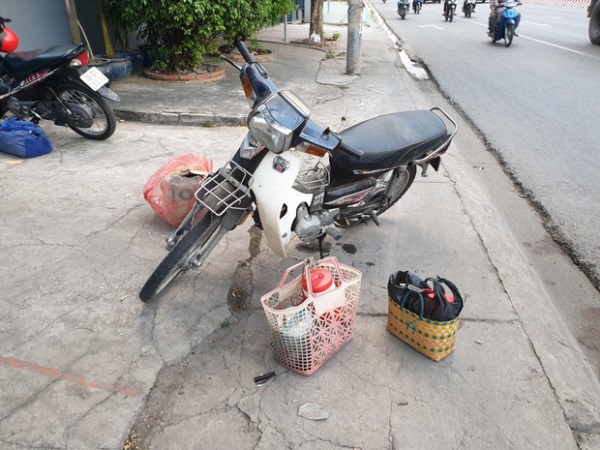 Cụ bà bị xe máy tông tử vong khi ngồi đón xe khác bên lề đường