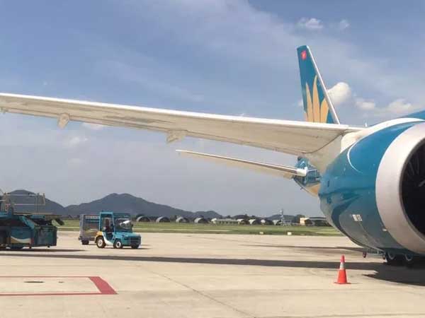 Chạy xe 'cắt mặt' máy bay Vietnam Airlines vừa hạ cánh đang vào vị trí đỗ