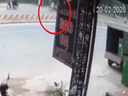 Video: Nam thanh niên chở bạn gái cố tình vượt đèn đỏ, tông gục CSGT