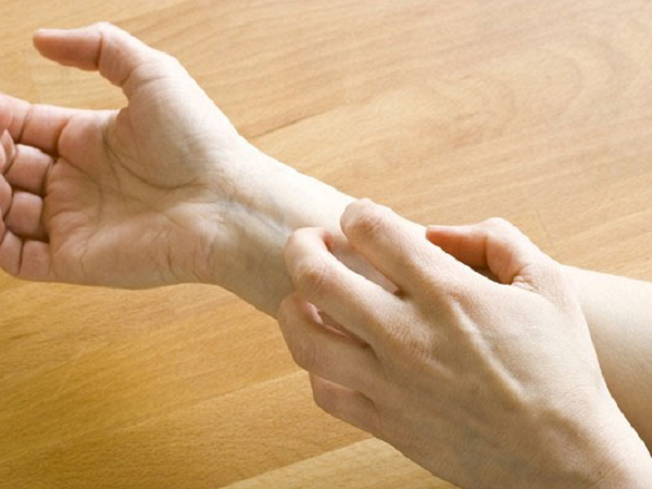 Vì sao khi gãi lại hết ngứa?