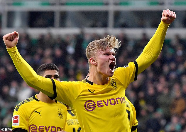 Erling Haaland lại ghi bàn, Dortmund thắng dễ trên sân khách