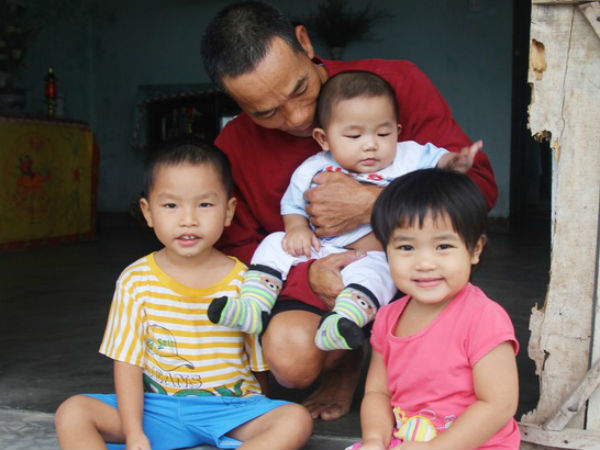 Vợ mất sau khi sinh, chồng một nách ôm 3 đứa con khờ dại: 'Sao ba để mẹ ngồi đó mà không xuống chơi với con'