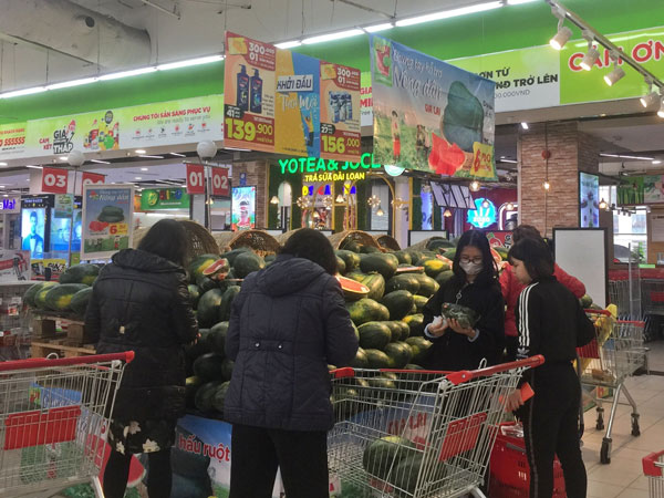 Giá hoa quả trong siêu thị giảm 1/3 so với thời điểm trước Tết, dưa hấu còn 6.700 đồng/kg