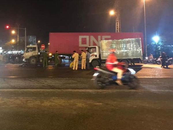 Vượt đèn đỏ, người đàn ông chạy xe máy chết thảm trước đầu xe tải