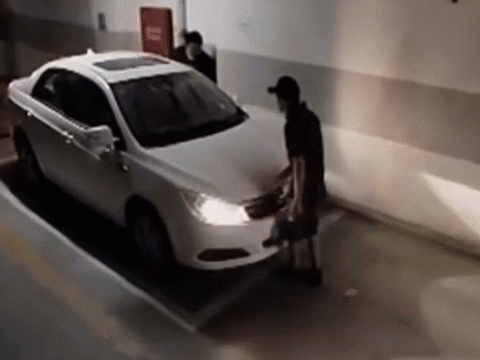 Video: 2 tên trộm 'hồn xiêu phách lạc' trước màn xử lý cực thông minh của nữ tài xế ô tô