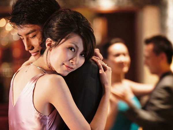 Biết chồng có gian tình với giúp việc nhưng vợ lại hành xử chẳng giống ai, kết quả chồng phải cúi đầu 'anh phục em thật'