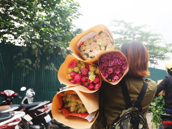 Xếp hàng từ 7h giờ sáng mua hoa hồng Đà Lạt 1.000 đồng/bông
