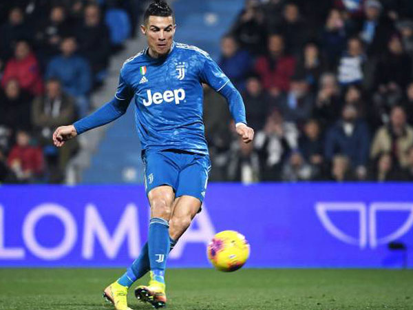Ronaldo lập kỷ lục ghi bàn, Juventus vững ngôi đầu Serie A