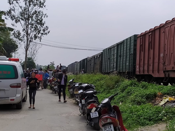 Diễn biến vụ xe tải băng qua đường sắt bị tàu hỏa húc văng xuống ao