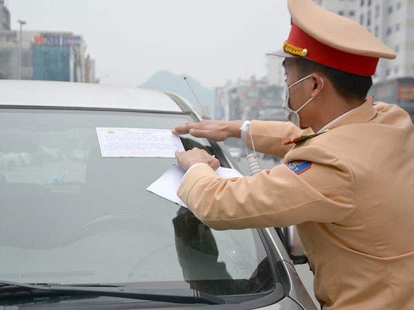 Cảnh sát ghi hình, dán giấy lên kính xe phạt nguội