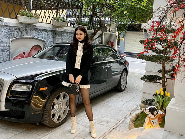 Hé lộ khung cảnh căn biệt thự lộng lẫy không khác gì cung điện của Á hậu Thanh Tú và ông xã đại gia