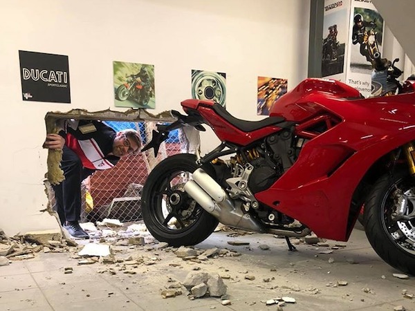 Trộm đục tường lấy cắp siêu môtô Ducati