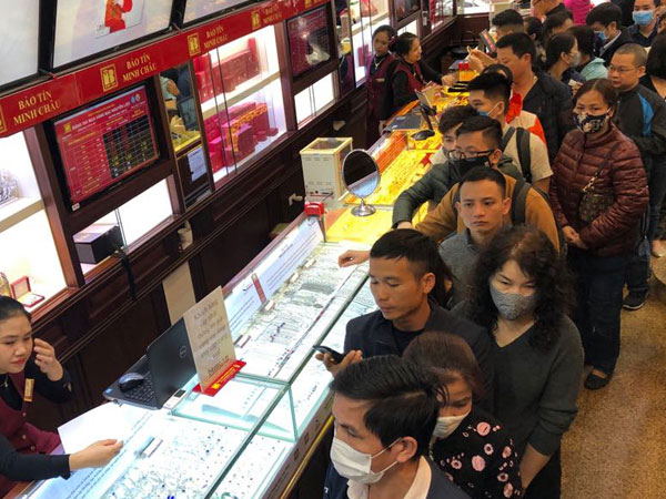 Xếp hàng bán vàng khi giá giảm nhanh