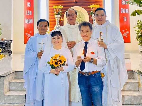 Tuổi 63, danh ca Hương Lan cưới chồng kỹ sư hàng không