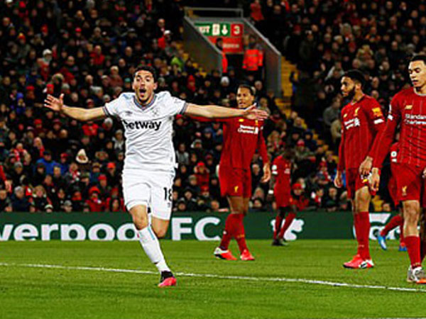 Thần may mắn mỉm cười, Liverpool kéo dài mạch chiến thắng