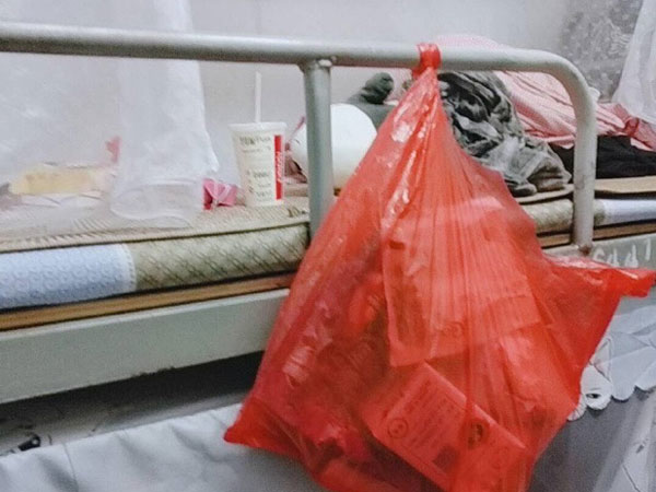 Dùng chung giường tầng ở kí túc xá nhưng lại vô tư treo túi rác ngay trên đầu bạn, nữ sinh bị nhắc nhở nhưng thái độ vẫn ngang nhiên khiến dân mạng khó chịu