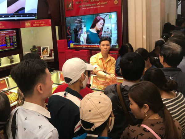 Giá vàng 'xuống dốc', người dân Hà Nội vẫn chen nhau xếp hàng từ 6h sáng để mua kiếm lời