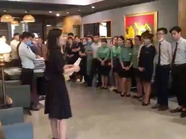 Clip: Nữ quản lý khách sạn ở Hà Nội bật khóc khi buộc phải cho nhân viên 'về quê' 4 tháng vì Covid-19, mỗi tháng hỗ trợ 1,5 triệu đồng