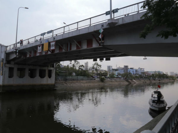 TP.HCM: Hai vợ chồng trẻ bỏ lại xe máy, cùng nhau nhảy xuống kênh Tàu Hủ tự tử