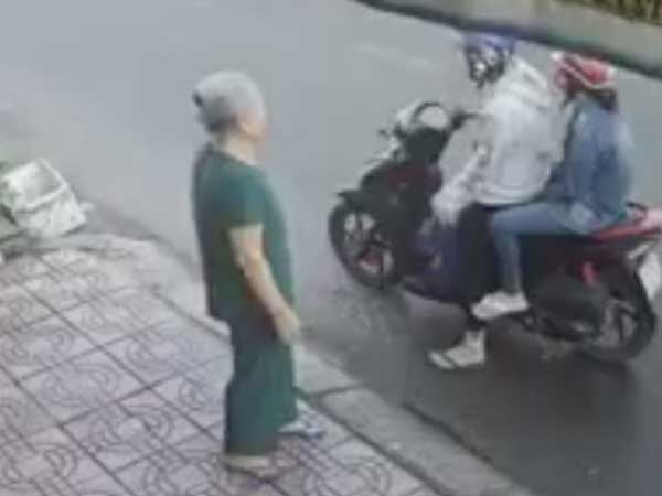 Video: Đôi nam nữ mua thùng bia rồi lừa bà cụ quay vào trong, phóng mất dạng gây phẫn nộ