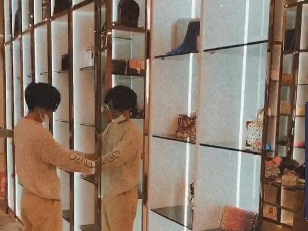 Đồ hiệu nhiều như 'tổng kho', Ngọc Trinh phải nhờ stylist đến sắp xếp tủ đồ hiệu nhưng lại trả công siêu bèo bọt