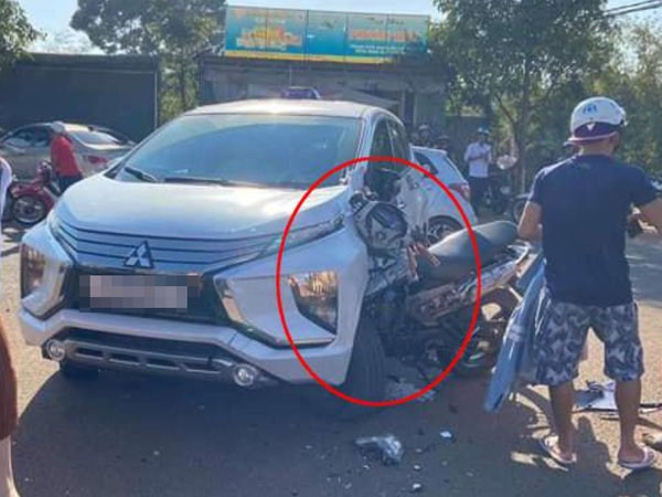 Xe máy cắm chặt vào đầu ô tô, xi nhan của xế hộp vẫn còn bật