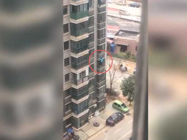 Video: Bị cách ly trong nhà, cụ bà 62 tuổi ở Vũ Hán trèo 8 tầng bỏ trốn
