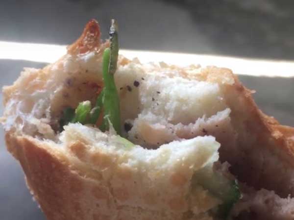 Rùng mình khi thấy 'topping' lạ trong chiếc bánh mì cắn dở, anh chàng lên mạng than thở lại bất ngờ nhận được lời chúc kì lạ này