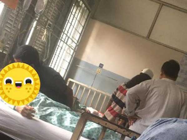 Xúc động hình ảnh chồng chăm sóc vợ từng ly từng tí trên giường bệnh: Ước gì mình cũng tìm được người như thế!