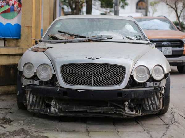 Chùm ảnh: Siêu xe Bentley 20 tỷ nằm 'xếp xó' trên vỉa hè Hà Nội, hơn 5 năm qua không ai biết chủ nhân ở đâu