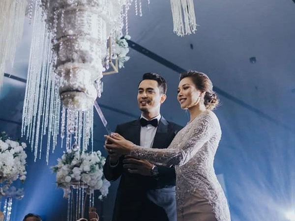 Hôn lễ thế kỷ xa hoa bậc nhất của cặp đôi vàng showbiz Malaysia: Cô dâu diện váy 58 tỷ đồng, bánh cưới 8 tầng 'úp ngược'