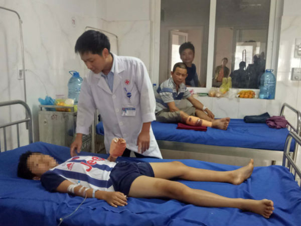 Điện thoại phát nổ khi đang sạc, bé trai dập nát bàn tay