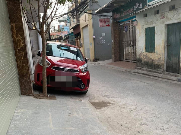 Đỗ xe chắn cửa nhà hàng xóm, chủ xe để lại mảnh giấy khiến chủ nhà liền thay đổi cảm xúc