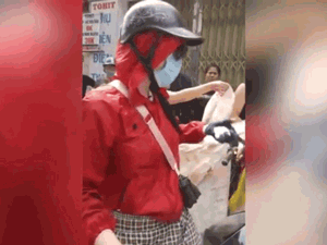 Không nhường đường cho xe chở rác, cô gái đi SH bị lột kính và khẩu trang vì bắt cả phố đứng chờ