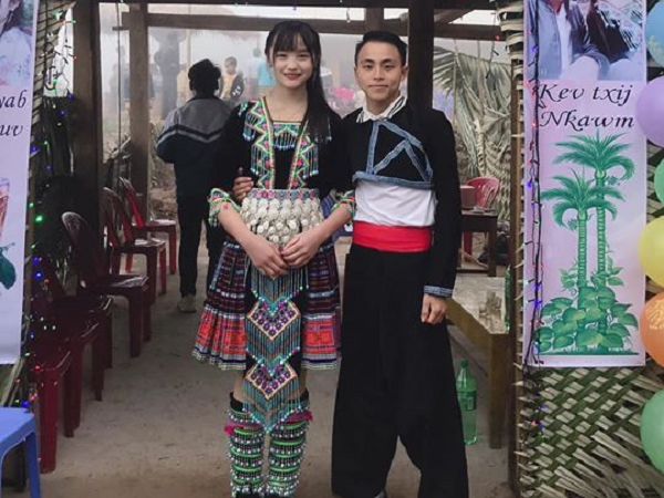 Cư dân mạng trầm trồ với cặp cô dâu chú rể người dân tộc, đã trẻ còn đẹp không thua hoa hậu khiến các chàng trai đòi rủ nhau dọn đồ 'lên núi tìm vợ''